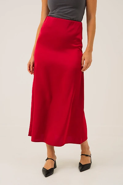 La jupe en satin rouge