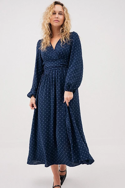 La robe maxi marine en tissu “Dotted Swiss”