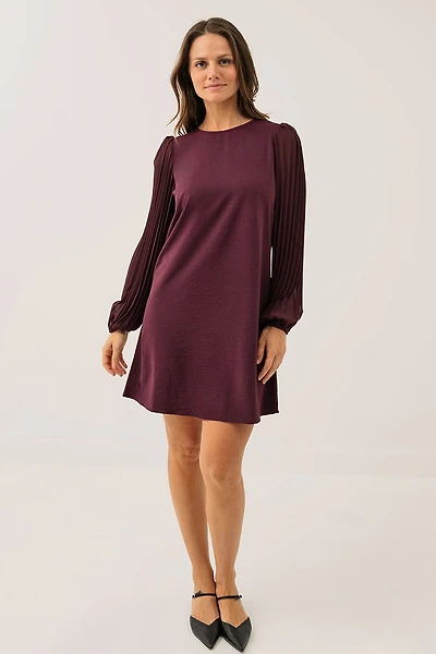 La robe bourgogne ample avec manches plissées soleil