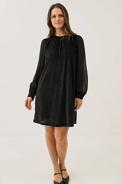 La robe noire en velours côtelé