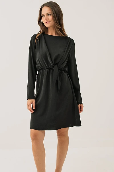 la robe noire avec nœud à taille