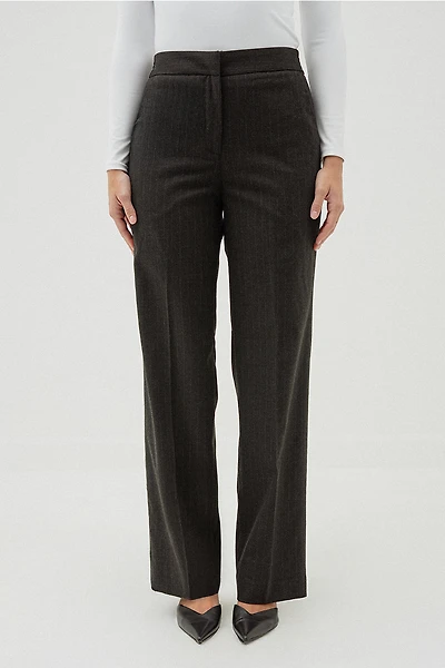 Le pantalon droit avec poches inclinées noir ligné