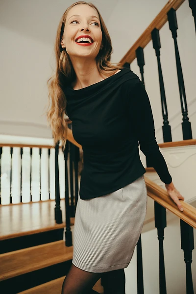 Le t-shirt noir drapé asymétrique à manches longues