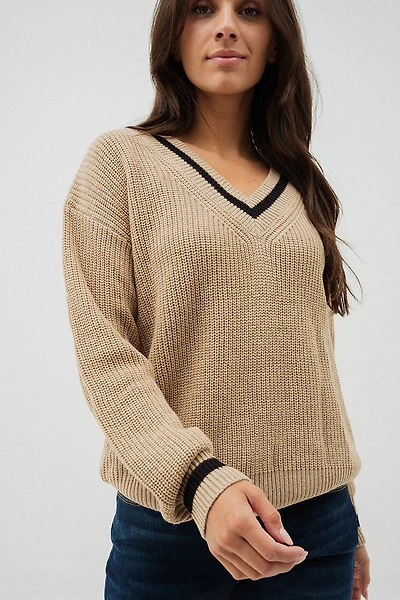Le chandail en tricot camel et noir