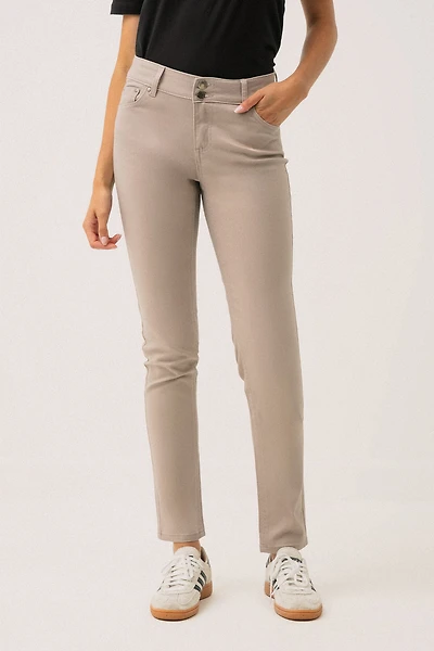 Le jeans étroit coloré sculptant