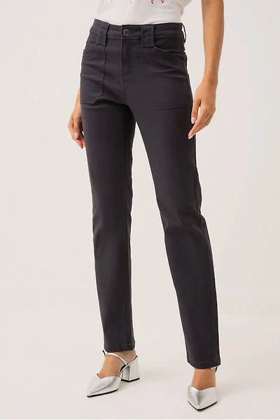 Le jeans de couleur avec poches appliquées