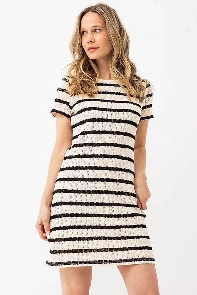 La robe en tricot rayée