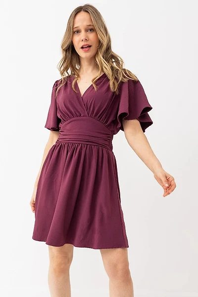 La robe cintrée manches à volants