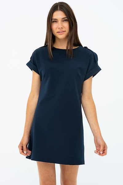 La robe unie à manches courtes avec bouton aux épaules