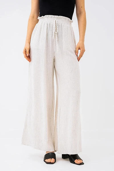 Le pantalon en lin à fines rayures