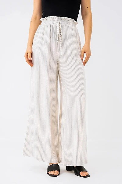 Le pantalon en lin à fines rayures