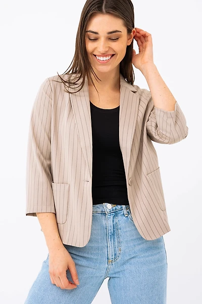Le blazer minimaliste à rayures