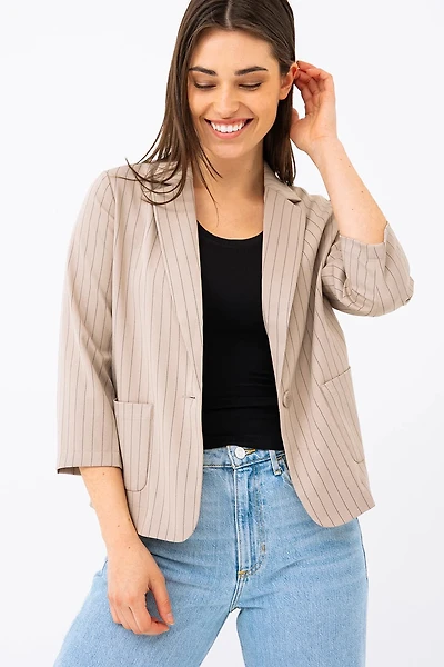 Le blazer minimaliste à rayures