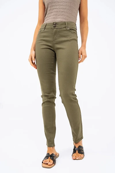 Le jeans étroit coloré sculptant