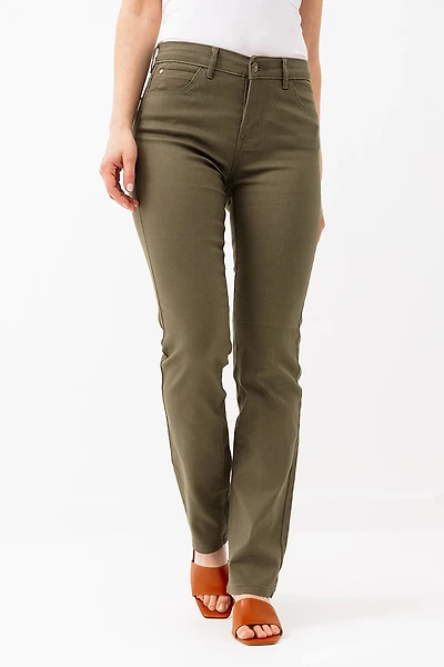 Le jeans droit coloré sculptant