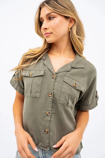 La blouse courte à boutons