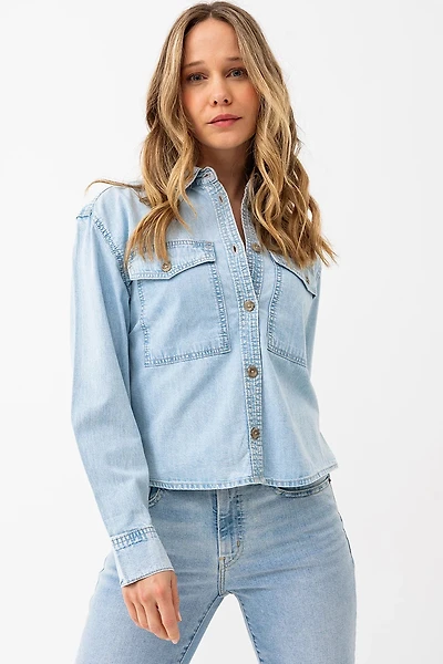 Le chemisier en denim écourté
