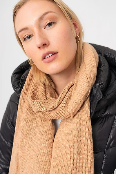 Le foulard en tricot coloré