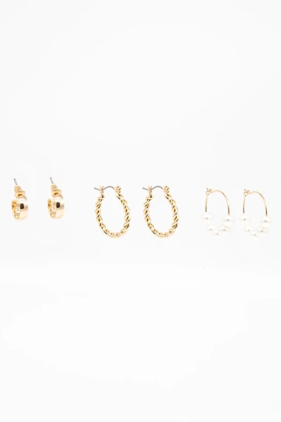 L’ensemble boucles d’oreilles anneaux et perles