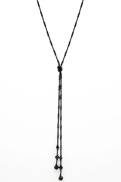 Le long collier noir à nœud