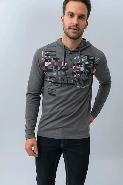 Le t-shirt imprimé à capuchon