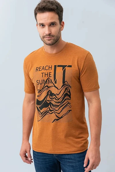 Le t-shirt imprimé « Reach the summit »