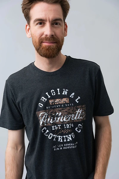 Le t-shirt imprimé «Authentic»