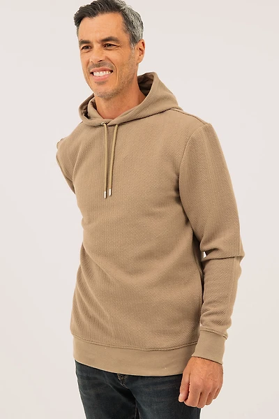 Le chandail à capuchon texturé extensible