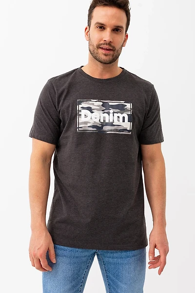 Le t-shirt « denim » imprimé camouflage