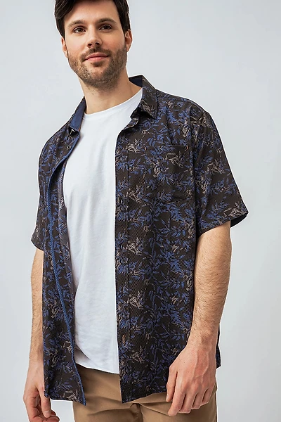 La chemise imprimée feuilles