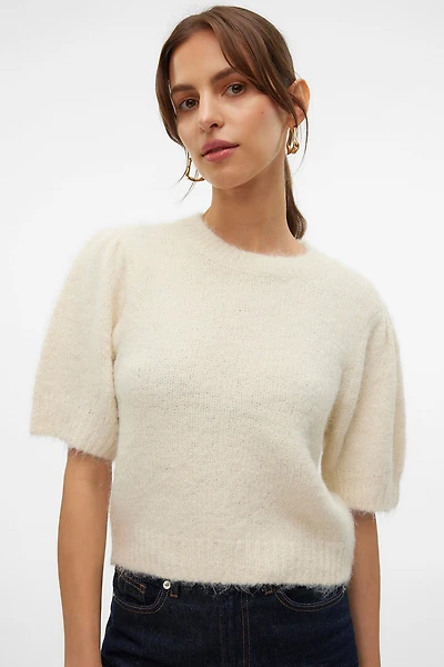Le chandail en tricot à manches courtes