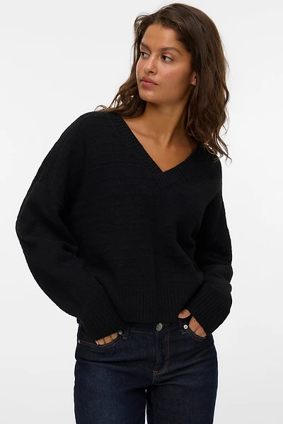 Le chandail en tricot noir col V