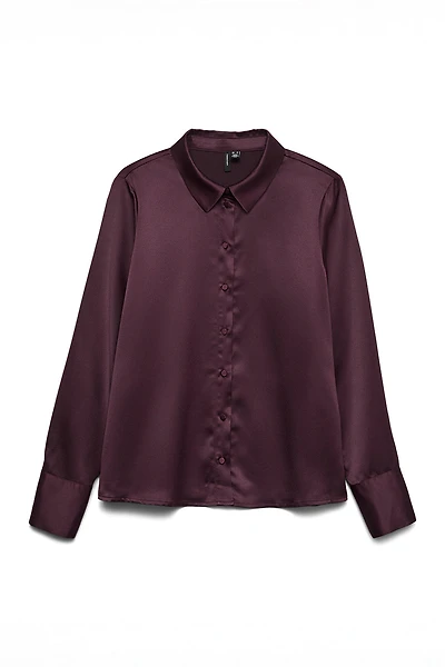 La chemise en satin avec boutons satinés