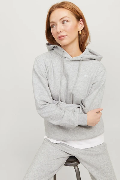 Le chandail à capuche gris