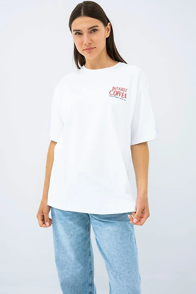 Le t-shirt imprimé « but first coffee »