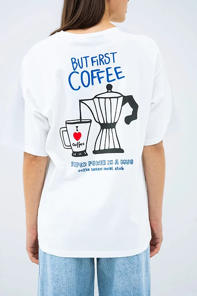 Le t-shirt imprimé « but first coffee »