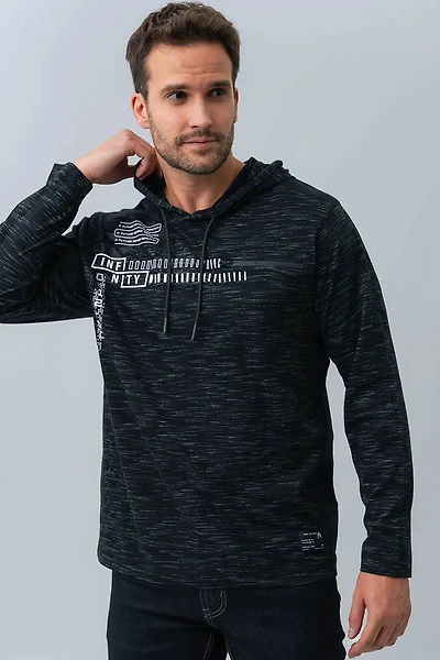 Le t-shirt chiné à capuchon