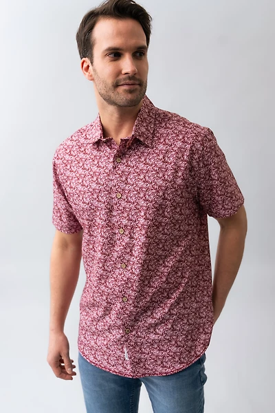 La chemise extensible imprimée feuillage