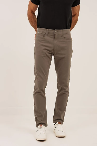 Le pantalon en sergé “Bungee Flex” | modèle classique