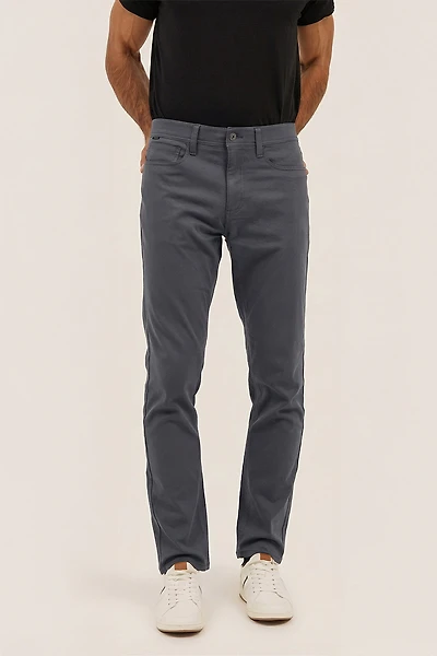 Le pantalon en sergé “Bungee Flex” | modèle classique