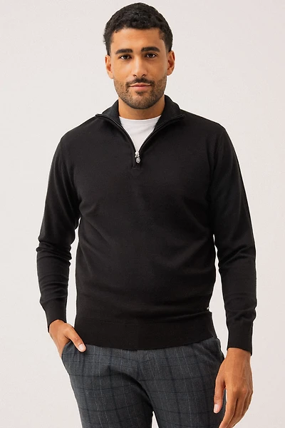 Le chandail en tricot léger avec fermeture éclair au col