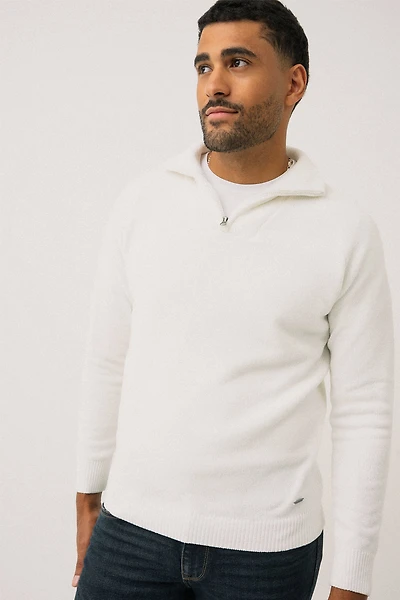 Le chandail en tricot blanc par Projek Raw