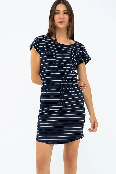 la robe t-shirt cintrée à taille par Only