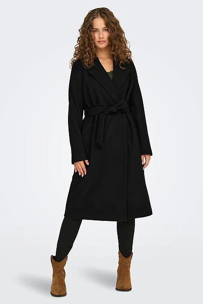 Le manteau noir en lainage