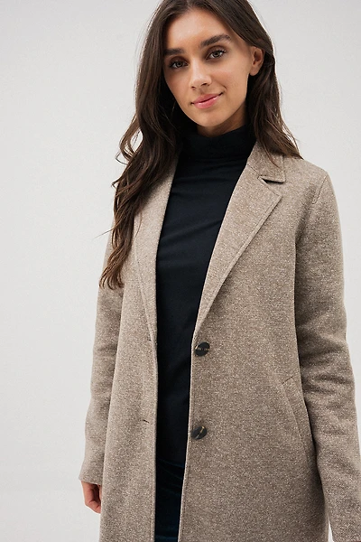 Le manteau en tissu léger moucheté par ONLY