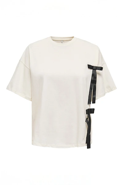 Le t-shirt blanc avec boucles noires