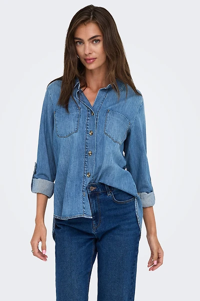 La chemise en denim bleu moyen