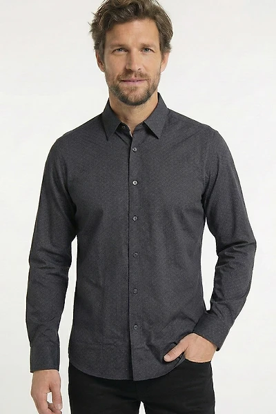 La chemise à motif noire