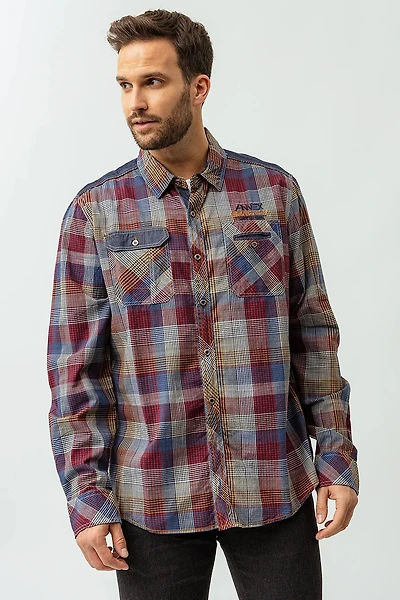 La chemise TXT à carreaux avec revers contrastés