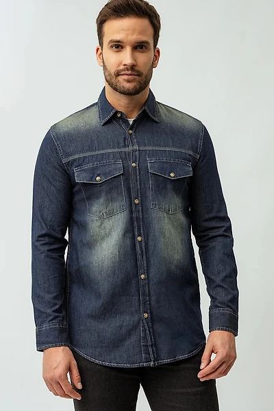 La chemise en denim délavé